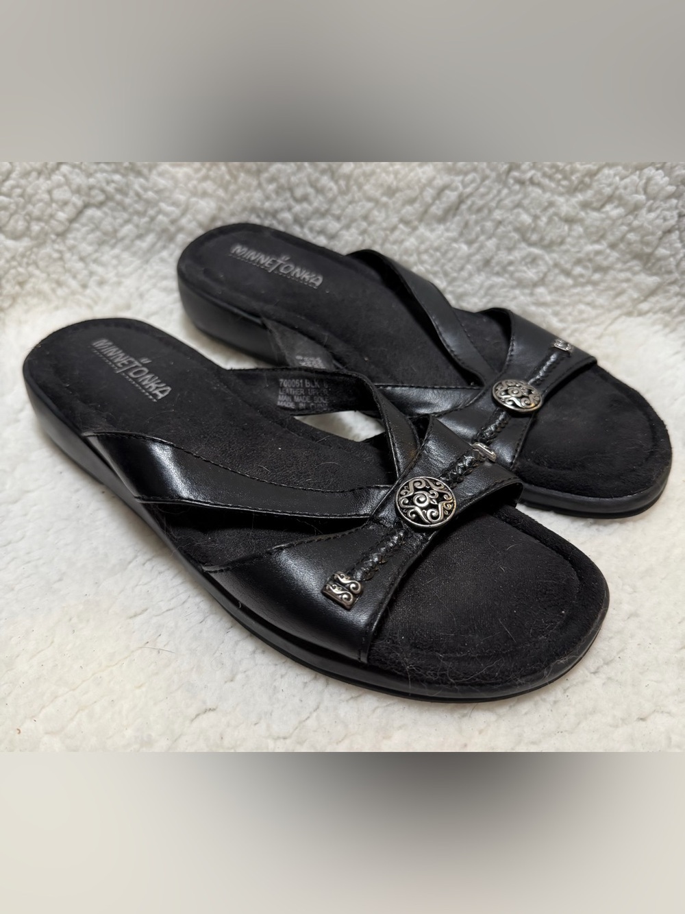 Minnetonka Leather Upper Thong Sandals, Black,Women’s Size 8